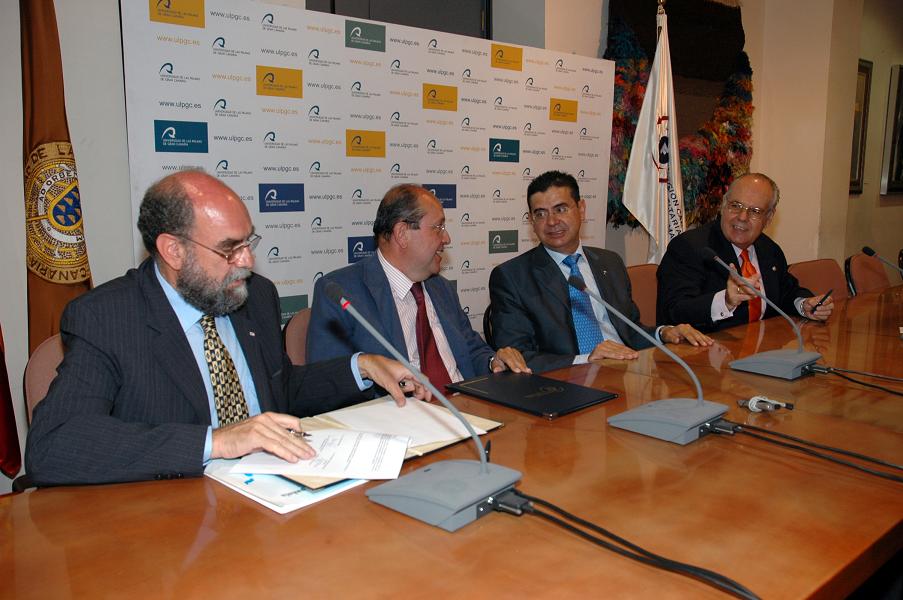El Presidente en Canarias de la Cruz Roja, el Presidente de la Federación Internacional de la Cruz Roja y Media Luna Roja, Juan Manuel Suárez del Toro, el Rector de la ULPGC, Manuel Lobo, y el Presidente de la FULP, Manuel Campos