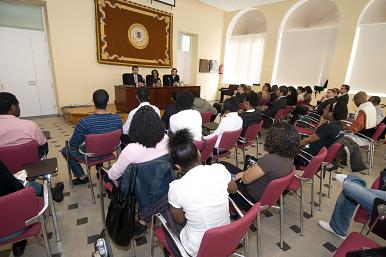 La ministra, junto con el Vicerrector de Estudiantes de la ULPGC y el Director General de Universidades, se entrevistó con los alumnos caboverdianos que estudian en Canarias