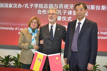 Imagen de archivo del Rector y Vicerrectora durante la visita institucional a la República Popular China