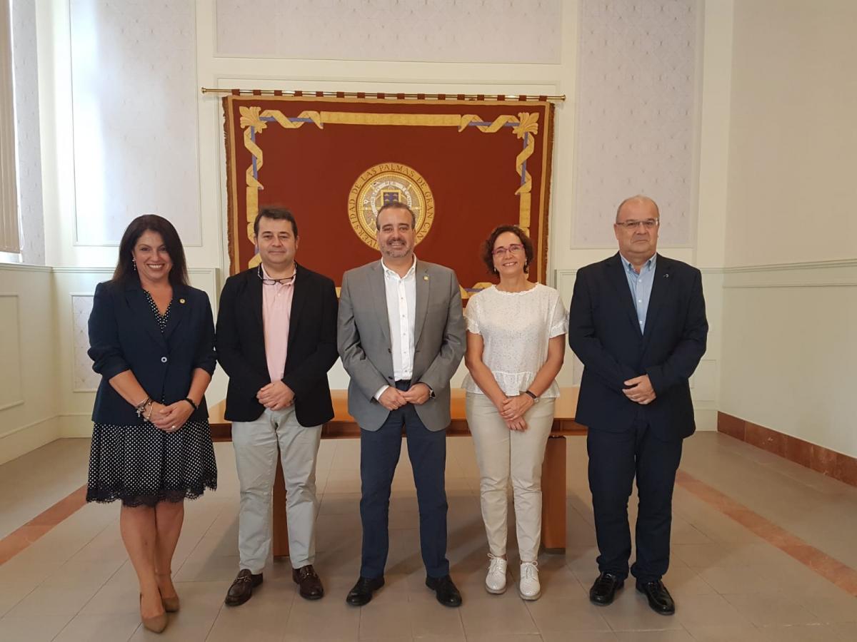 De izda. a dcha.: Rosa Rodríguez, Pablo Martel, el Rector Rafael Robaina, María del Carmen Gordo y Jesús García Rubiano