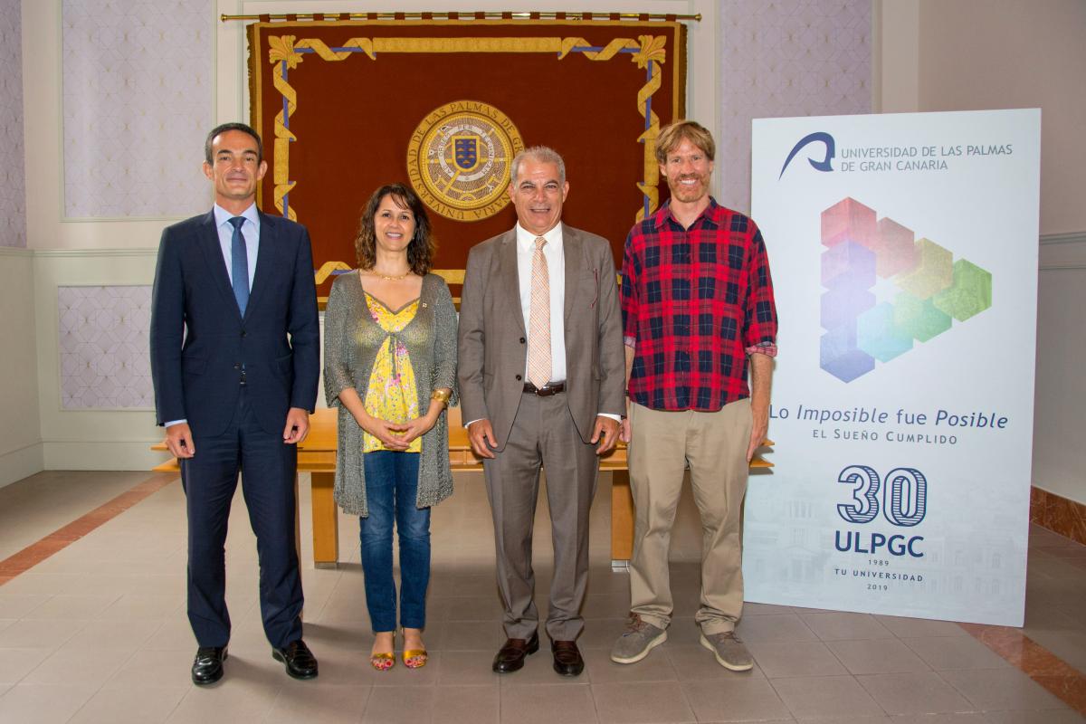 De izda. a dcha.: el director territorial de BBVA en Canarias, Francisco Javier Jerez; la vicerrectora de cultura y sociedad de la ULPGC, María del Pino Quintana; Carlos Estévez, presidente de la Fundación Universitaria de Las Palmas, y el director de Ruta Siete ULPGC, Juan Serantes