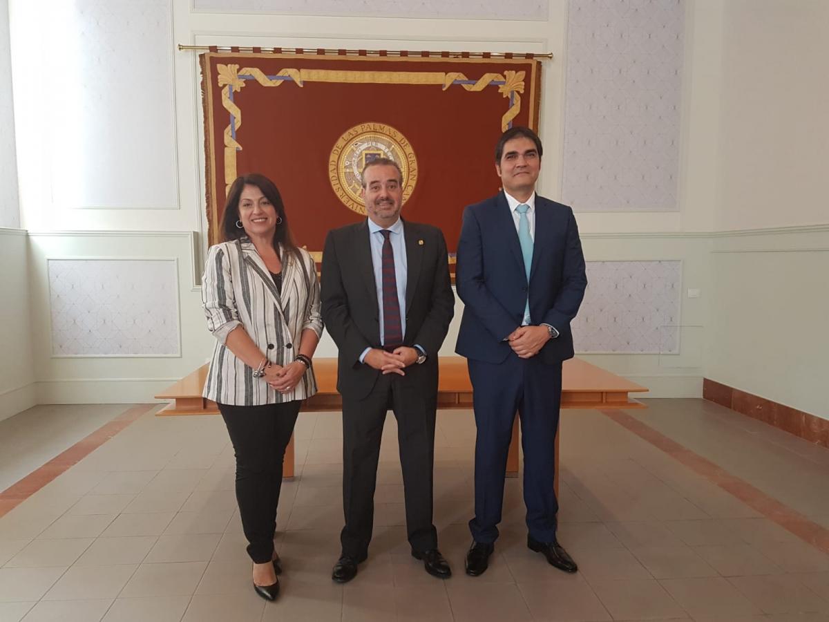 De izda. a dcha.: La Secretaria General Rosa Rodríguez, el Rector Robaina y el nuevo Titular de Universidad, Alejandro Rodríguez