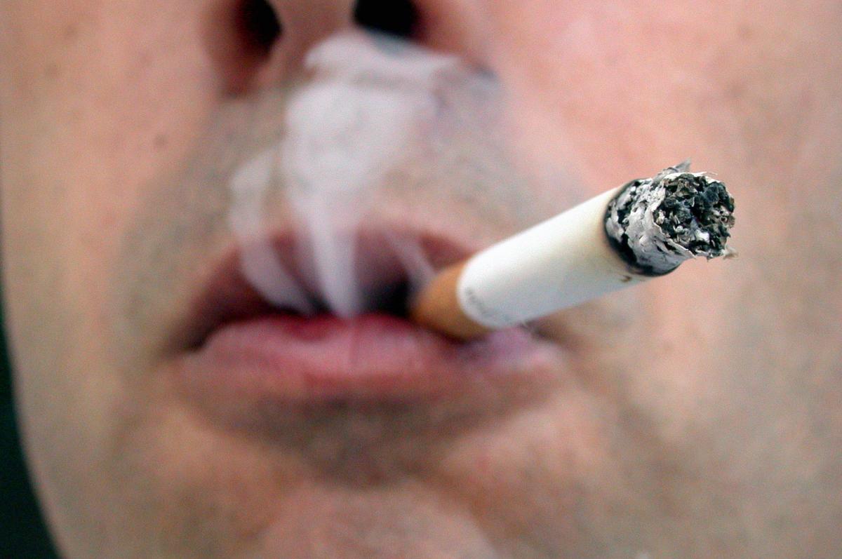 Imagen de archivo de hombre fumando. Banco de imágenes del Ministerio de Educación y FP