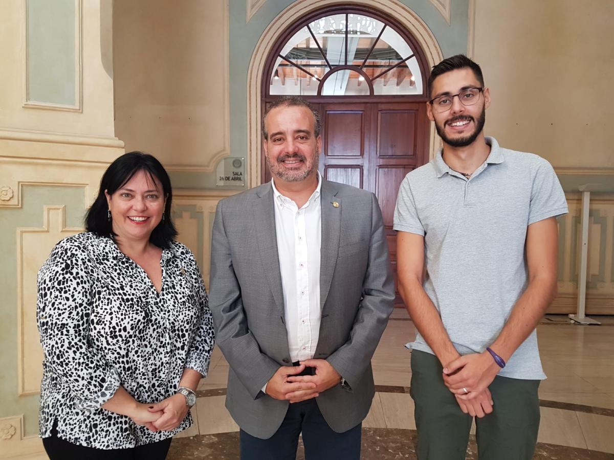 De izda. a dcha.: La Vicerrectora Rosa Batista, el Rector Rafael Robaina y Néstor Santiago Ávila