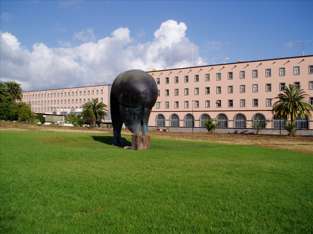 Imagen de los pabellones A y B desde los Jardines del Pensador