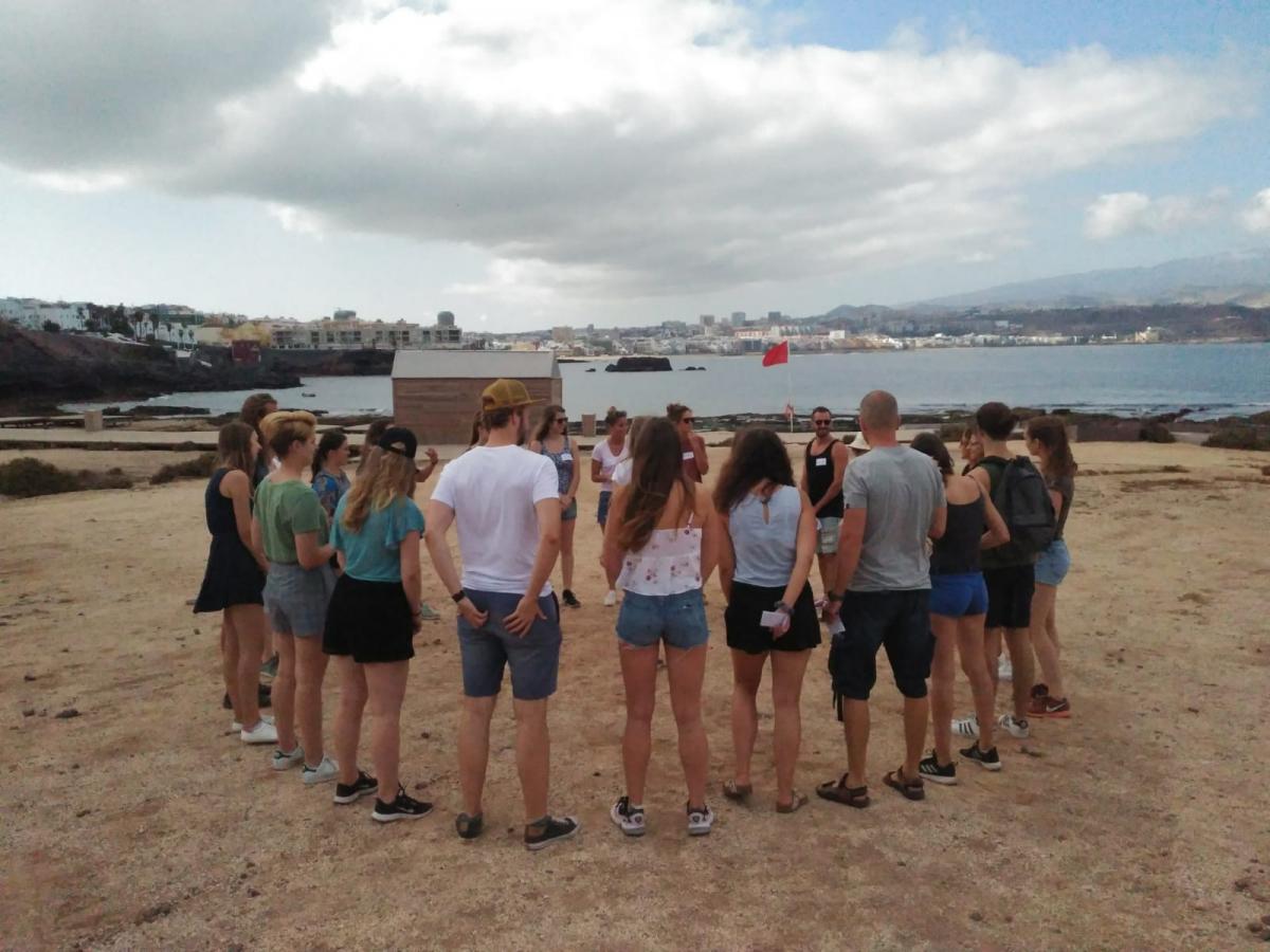 Imagen de una actividad de bienvenida al alumnado de Movilidad en la playa de El Confital