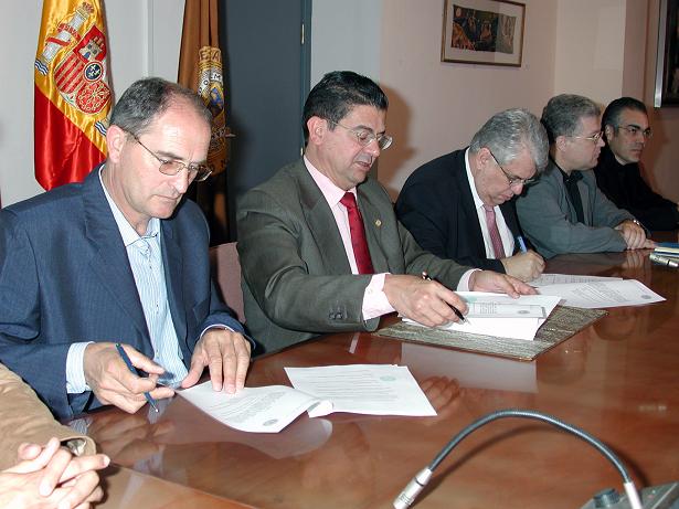 Firma de un convenio con el Ayuntamiento de Santa Lucía