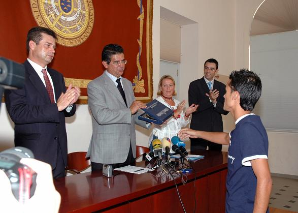 Entrega de reconocimientos a los capitanes de los equipos