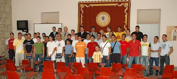 Foto de grupo con los asistentes al acto