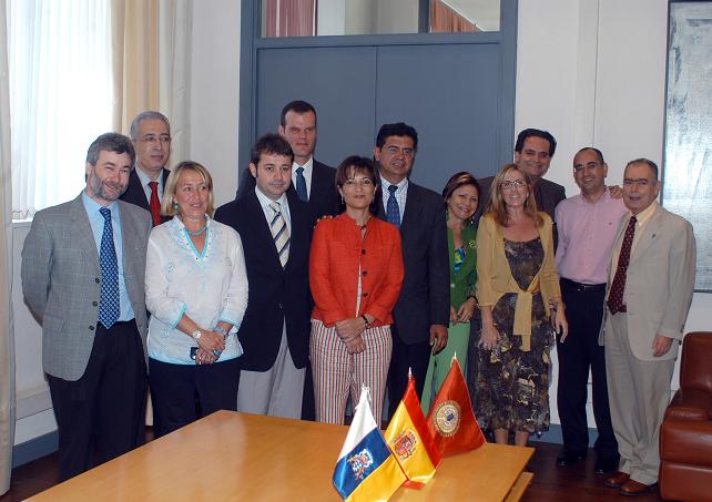 Equipo Rectoral con los miembros entrantes y salientes