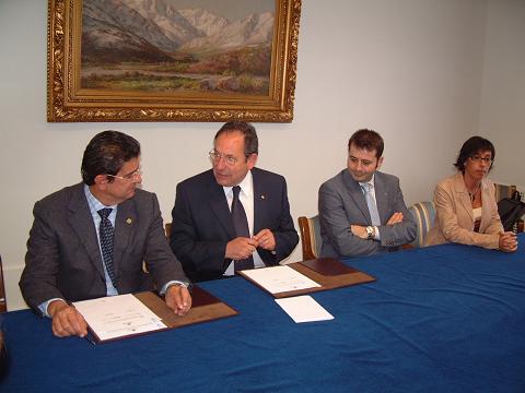 El Rector de la ULPGC, Manuel Lobo, conversa con el Rector de la Universidad de Concepción de Chile, Sergio Lavanchy
