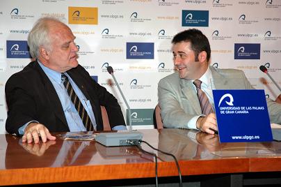 Paulo Marchiori y Pablo Martel, Vicerrector de la ULPGC, durante la firma del convenio