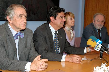 Visita al Rector de Inocencio Arias, Diego Carcedo y Carmen Domínguez