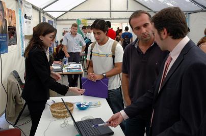 Los estudiantes buscaban en los stands una oportunidad laboral