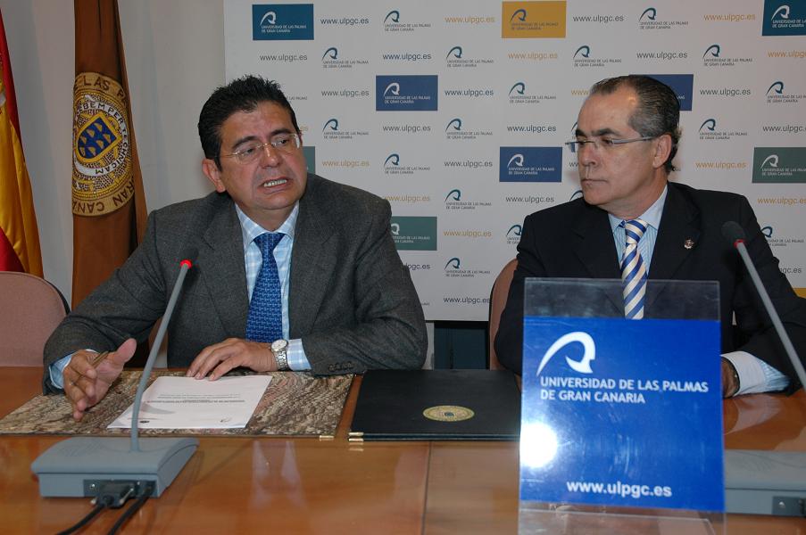 El Rector de la ULPGC, Manuel Lobo, y el Presidente del Colegio Oficial de Graduados Sociales y Diplomados en Relaciones Laborales, Francisco Rodríguez Santana
