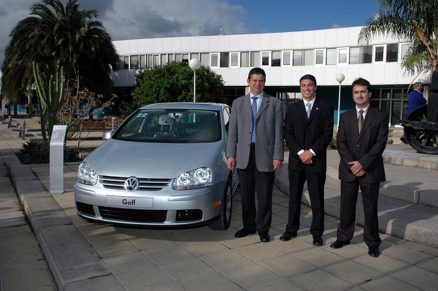 El Rector de la ULPGC, el Director de RRHH de Domingo Alonso, Fernando Hernández, y el Director del Departamento, Oscar Martel, junto con el coche cedido