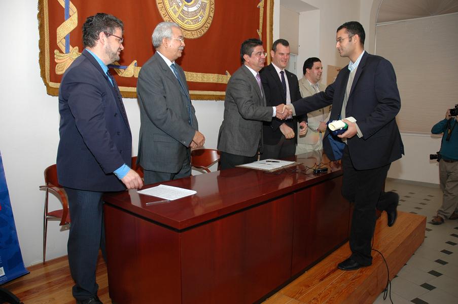 El Rector de la ULPGC entrega un diploma a uno de los empresarios de la comitiva marroquí