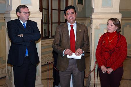 El Catedrático que dirigió el proyecto, Rafael Pérez Jiménez, el Rector de la ULPGC y la Vicerrectora de Cultura y Deportes