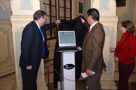 Momento en el que quedó instalado en el Hall del Rectorado