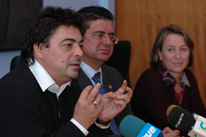 Antonio Canales en la rueda de prensa, junto con el Rector de la ULPGC y la Vicerrectora de Cultura y Deportes