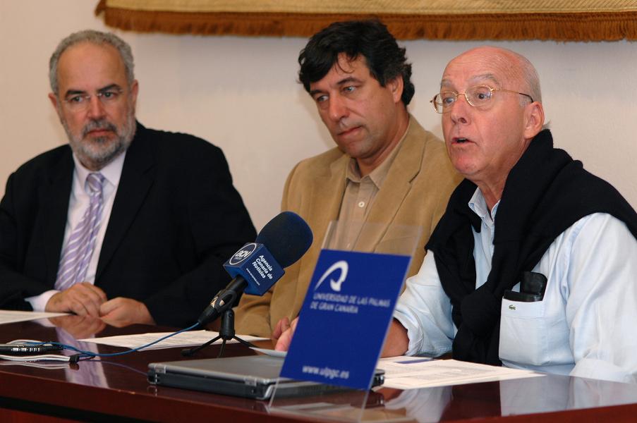 El Director del Museo Elder de la Ciencia, Jacinto Quevedo; el Vicerrector de Investigación y Desarrollo, Antonio Fernández; y el profesor de la ULPGC y organizador del congreso, Roberto Moreno