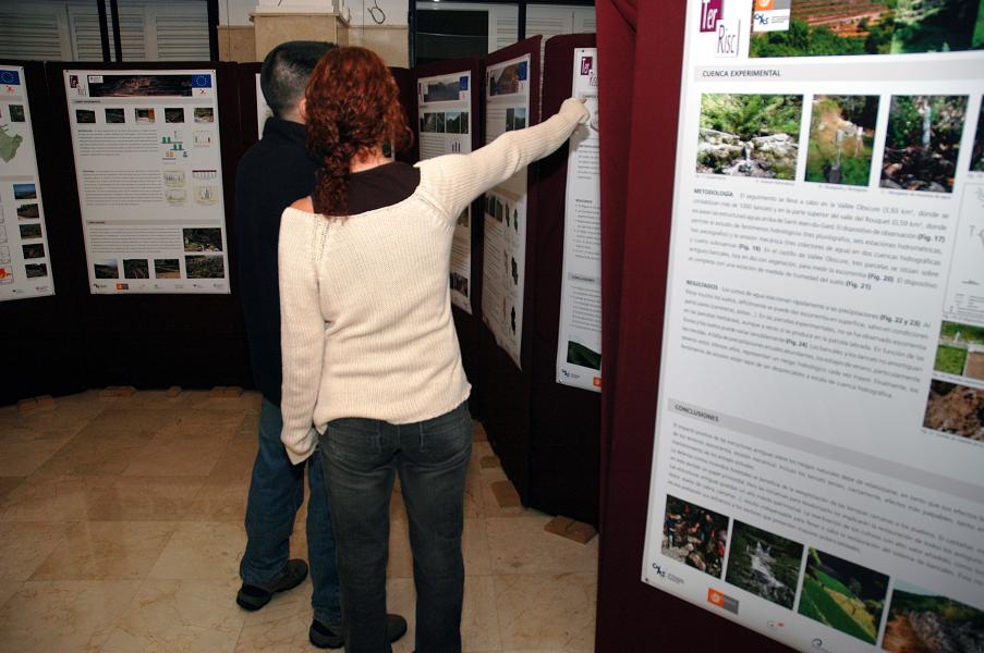 La exposición tiene lugar en el hall del Edificio de Humanidades