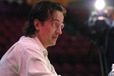 Primer plano del Director de Orquesta Gregorio Gutiérrez
