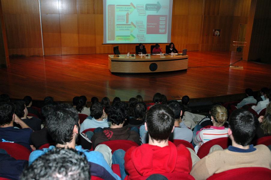Imagen de una charla informativa a estudiantes