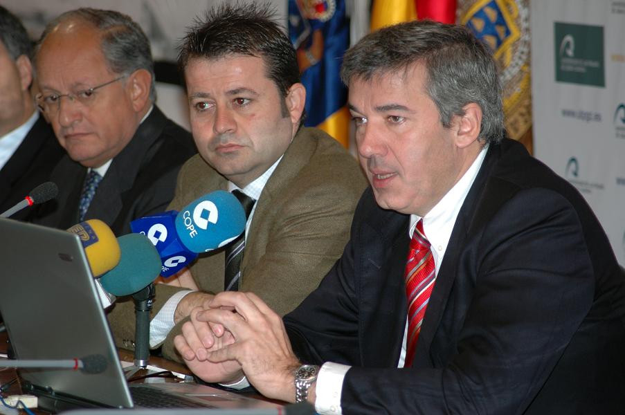 El presidente de CONIN, Abel Albino, el Vicerrector de Relaciones Internacionales de la ULPGC y el profesor Luis Serra