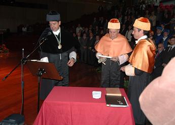 El Rector de la ULPGC inviste como Doctor Honoris Causa a Enrique V. Iglesias