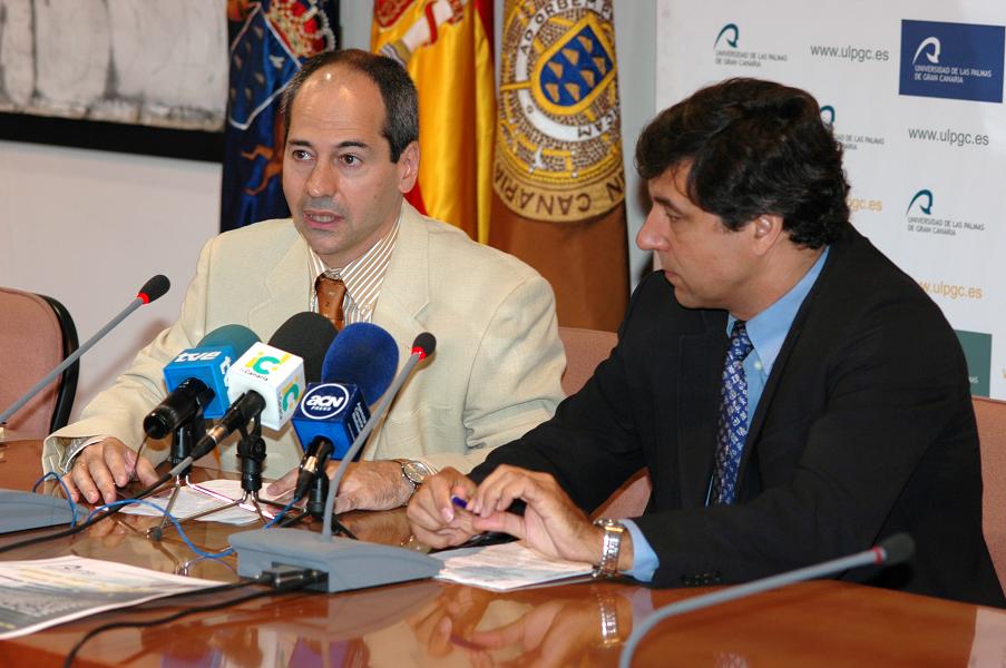 El profesor de la ULPGC y director del programa, Fernando Calvo y el Vicerrector de Investigación, Desarrollo e Innovación, Antonio Fernández