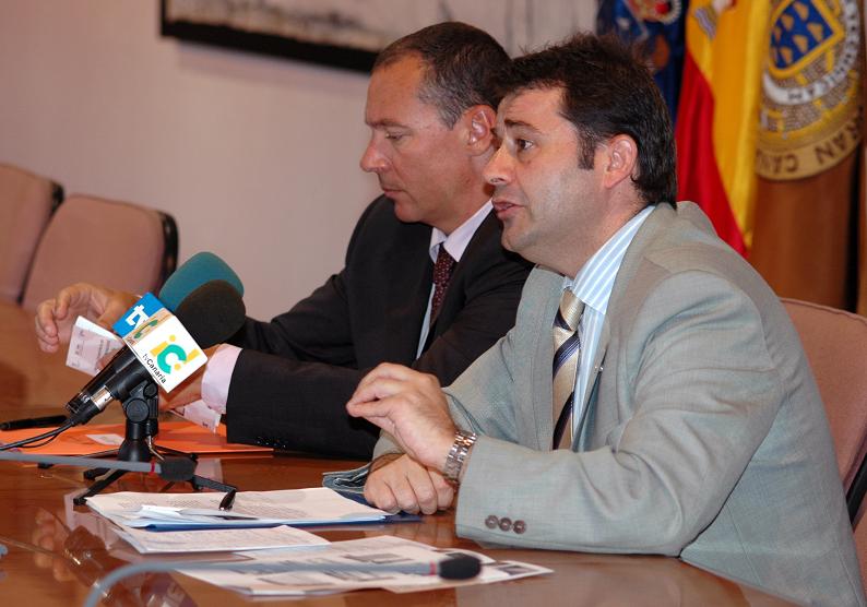 Luis Padilla, Director General de Relaciones con África del Gobierno de Canarias, y Pablo Martel, Vicerrector de Relaciones Internacionales y Comunicación de la ULPGC, en la rueda de prensa