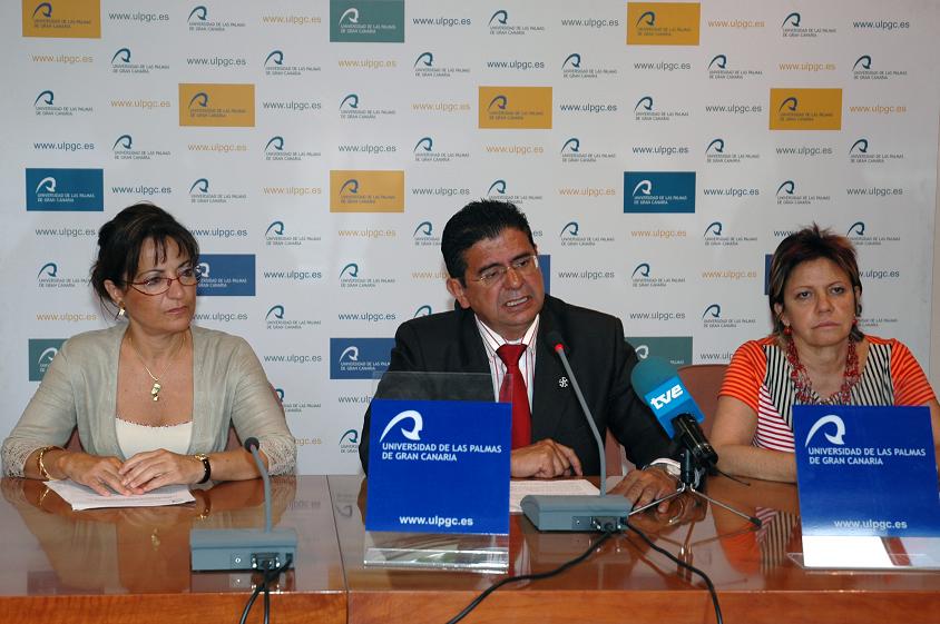 La Vicerrectora de Ordenación Académica, Olenka Bolívar, el Rector de la ULPGC, Manuel Lobo, y la Vicerrectora de Estudiantes, Dolores Cabrera