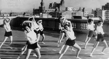 Mujeres haciendo gimnasia