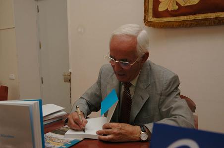 Ramón López Caneda firma un ejemplar del libro