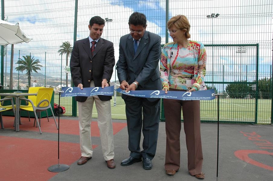 El Rector de la ULPGC, Manuel Lobo, inaugura las canchas deportivas, acompañado del representante de las empresas inversoras y de una concejal del Ayuntamiento de Las Palmas de Gran Canaria