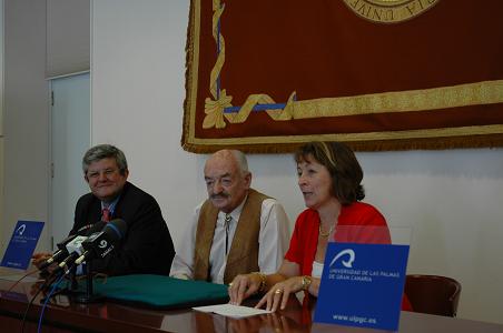 José Ramón Calvo, presidente de la Fundación Vitalia, René Lavand y Alejandra Sanjuán, Vicerrectora de Cultura y Deportes de la ULPGC