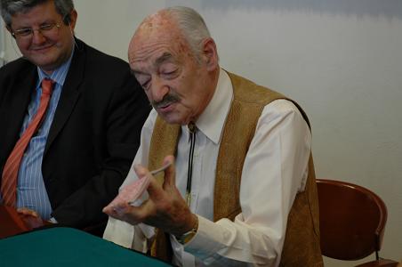 René Lavand haciendo un número de magia