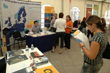 Alumnos en los stands de las empresas