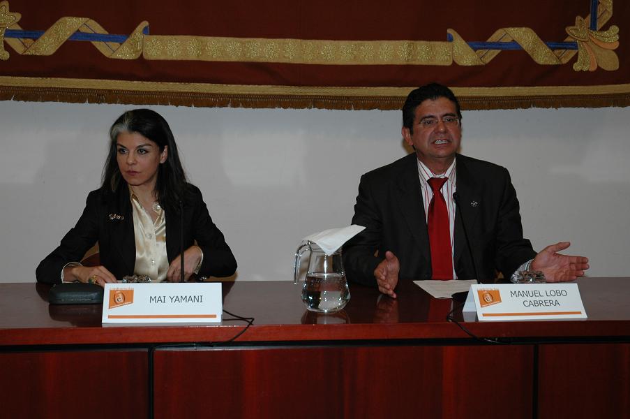 Mai Yamani junto con Manuel Lobo, Rector de la ULPGC, en un momento de la conferencia