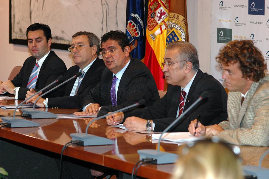 El asesor de RIC ULPGC, el Rector, el Gerente y el Vicegerente de Asuntos Económicos de la ULPGC durante la rueda de prensa