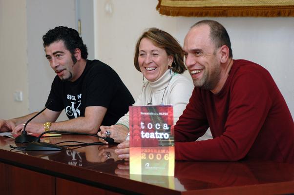 Agustín Jiménez, la Vicerrectora de Cultura y Deportes Alejandra Sanjuán y el Director del ciclo, José Luis Trenzado