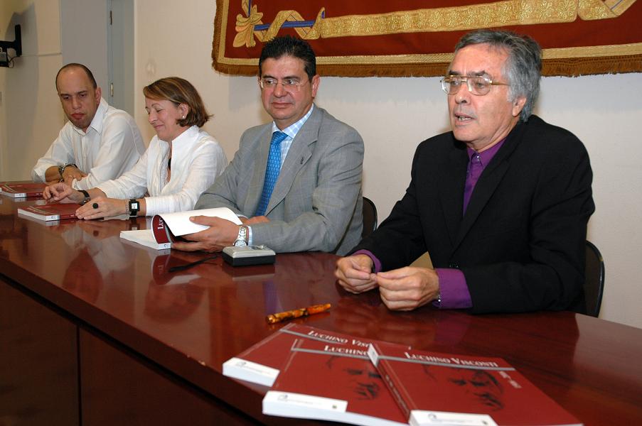 De izda a derecha: el director del Aula de Cine, José Luis Trenzado; la Vicerrectora de Cultura y Deportes, Alejandra Sanjuán; Manuel Lobo, Rector de la ULPGC; y Luis Maccanti, coordinador del libro