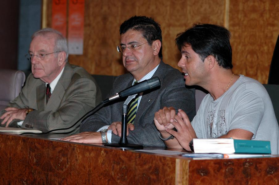 El Rector de la ULPGC, en el centro de la imagen, en la inauguración del congreso