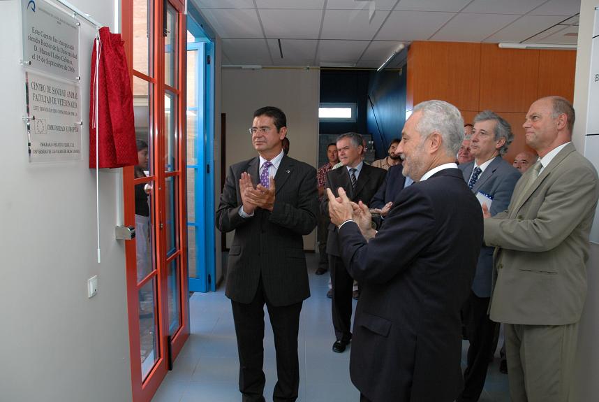 El Rector de la ULPGC, Manuel Lobo, y el Presidente del Gobierno de Canarias, Adán Martín, junto con la placa conmemorativa inaugural