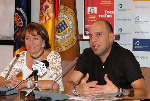 La Vicerrectora de Cultura y Deportes, Alejandra Sanjuán, y el coordinador del ciclo, José Luis Trenzado