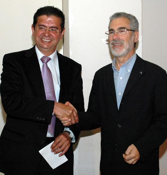 El Rector saliente de la ULPGC, Manuel Lobo, estrecha la mano al nuevo Rector, el Catedrático José Regidor