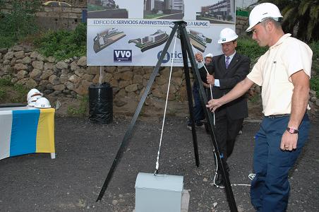 El Rector de la ULPGC, Manuel Lobo, coloca la primera piedra del nuevo edificio