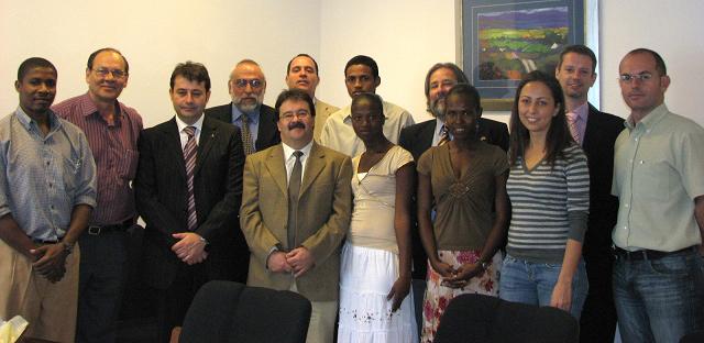 El Vicerrector de Relaciones Internacionales y Comunicación de la ULPGC, Pablo Martel, junto con los cuatro alumnos de Cabo Verde, profesores y representantes de las empresas