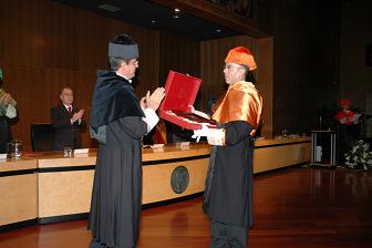 El Rector de la ULPGC le entrega al Catedrático Ginés de Rus la distinción por su trayectoria académica